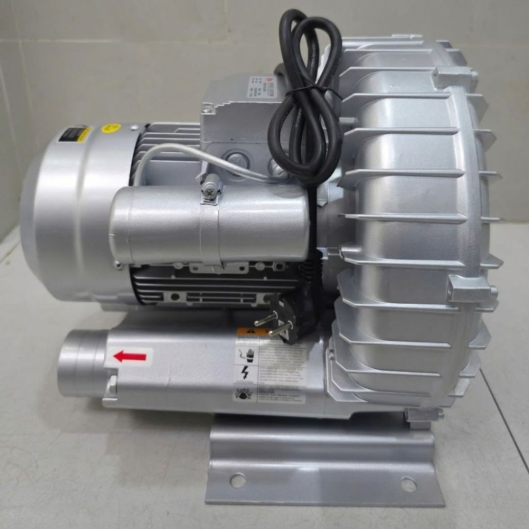 Thân máy thiết kế bằng vỏ nhôm đúc giúp tản nhiệt, tăng độ bền