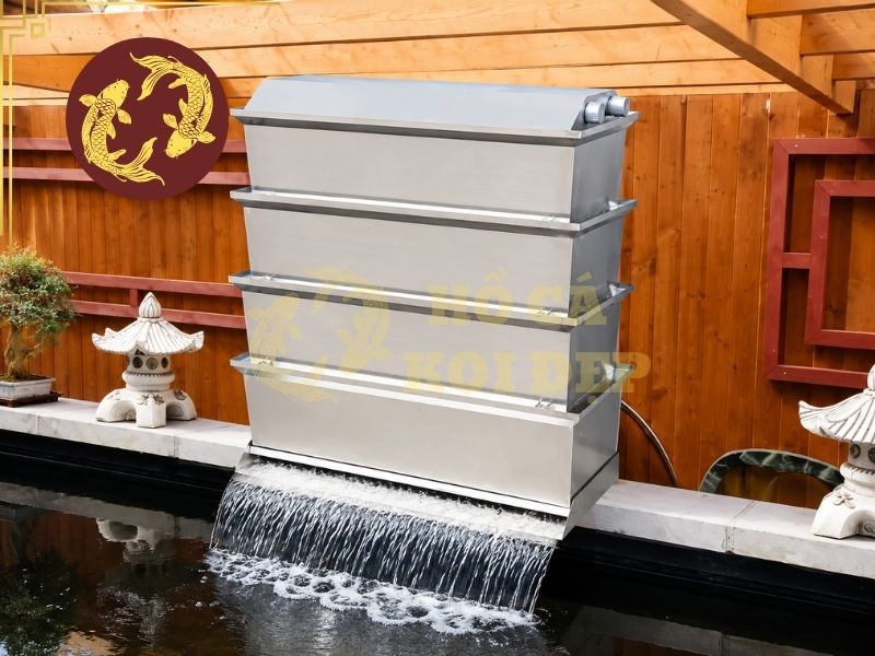 Tìm Hiểu Hệ Thống Bakki Shower Hồ Koi Từ A Đến Z 1 Điểm đặc trưng của hệ thống bakki shower là nước không chỉ tiếp xúc với vật liệu lọc mà còn được chia nhỏ và rơi tự do giữa các tầng