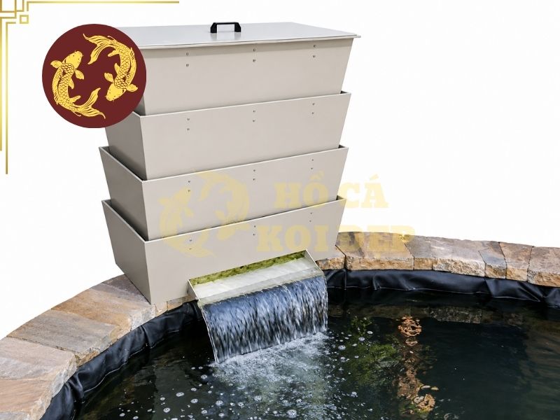 Tìm Hiểu Hệ Thống Bakki Shower Hồ Koi Từ A Đến Z 2 Một hệ thống bakki shower hồ koi cơ bản thường gồm phần khung hoặc thùng chứa, các khay lọc, đường ống cấp nước và vật liệu lọc.