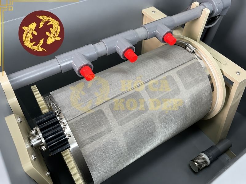 Cấu Tạo Drum Filter Và Nguyên Lý Hoạt Động Chi Tiết 1 Drum filter hay còn gọi là lọc trống, là thiết bị lọc cơ học sử dụng một màng lưới được căng quanh một hình trụ dạng trống