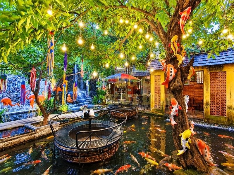 Thiết Kế Hồ Cá Koi Quán Cà Phê Đẹp, Ấn Tượng Và Dễ Chăm Sóc 1 Một mô hình koi cafe được đầu tư bài bản có khả năng trở thành góc chụp ảnh, khu vực check-in hoặc điểm khách hàng nhớ đến khi nhắc về quán.