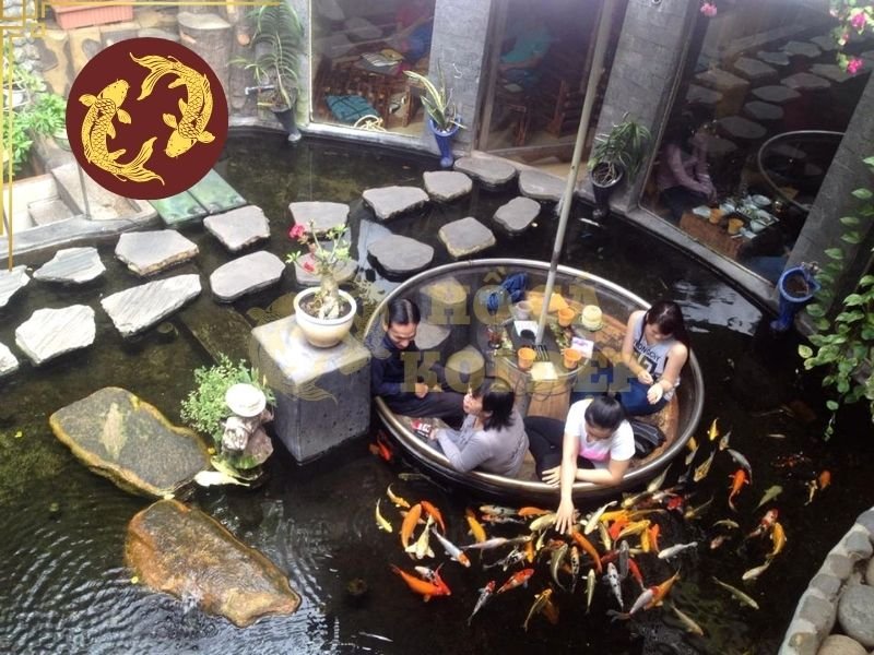 Thiết Kế Hồ Cá Koi Quán Cà Phê Đẹp, Ấn Tượng Và Dễ Chăm Sóc 2 Cách bố trí này không chỉ giúp mặt tiền quán trở nên sinh động hơn mà còn tạo ấn tượng đầu tiên về một không gian gần gũi với thiên nhiên.
