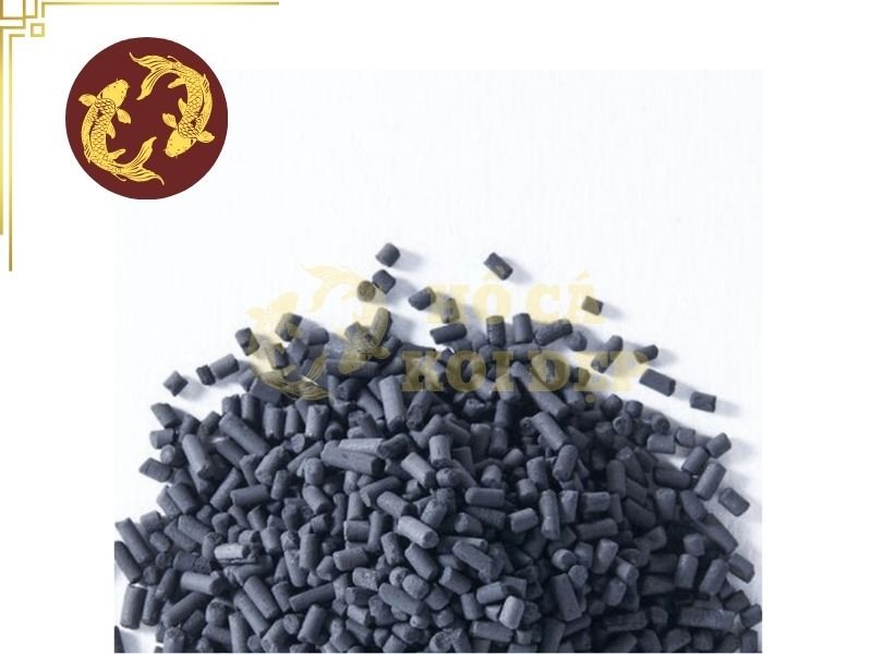Cách Sử Dụng Than Hoạt Tính Cho Hồ Koi Hiệu Quả 1 Than hoạt tính là vật liệu carbon được xử lý để tạo ra hệ thống lỗ xốp với diện tích bề mặt rất lớn để hấp phụ nhiều hợp chất hữu cơ và các chất hòa tan