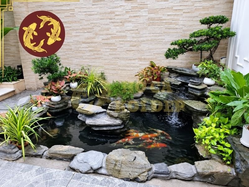 Thời Gian Thi Công Hồ Cá Koi: Kinh Nghiệm Giúp Rút Ngắn Tiến Độ 3 Đội ngũ thi công thực hiện gia cố nền, lắp đặt cốt thép, xây thành hồ, đổ bê tông và bố trí đường ống hút đáy, hút mặt, xả cặn, cấp nước.