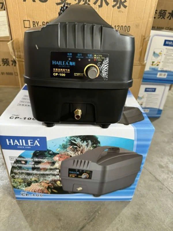 Máy Sủi Oxy Tích điện Hailea CP 100 - 24W; 100L/P 11 Hailea CP 100 phù hợp với người nuôi cá Koi và thủy sinh cần một thiết bị cấp oxy dự phòng khi mất điện nhưng vẫn duy trì lưu lượng lớn